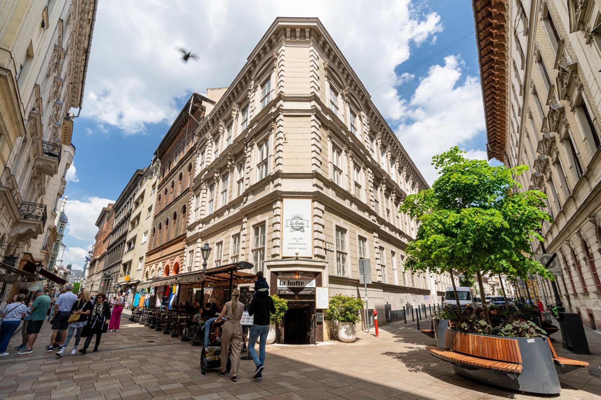 Szerb Boutique Suites, By Bqa — Photos 3